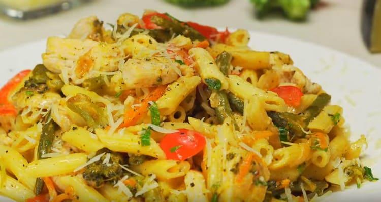 tale pasta con verdure è molto nutriente e aromatica.