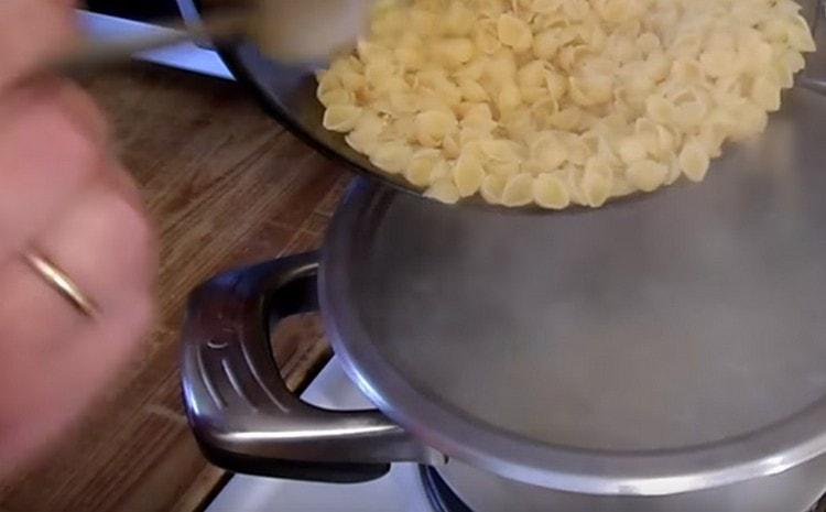 Distribuiamo la pasta nell'acqua e cuociamo fino a quando non diventa tenera.