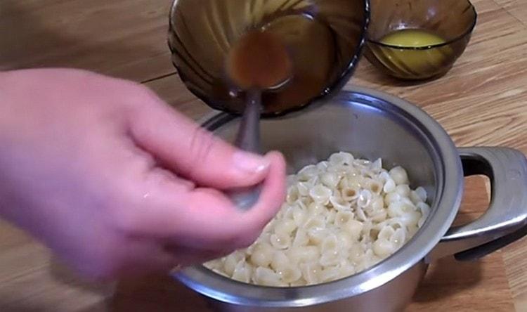 Aggiungiamo brodo alla pasta a piacere.