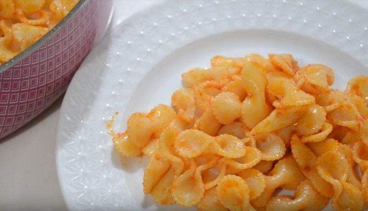 Tale pasta con concentrato di pomodoro sarà una grande aggiunta a qualsiasi piatto principale.