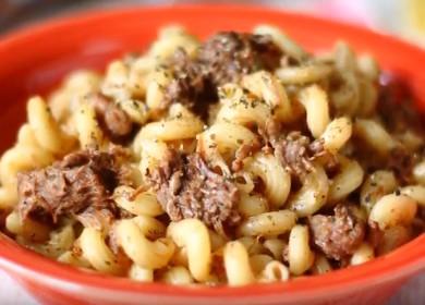 Pasta con spezzatino in padella - una ricetta semplice per una cena deliziosa 🍝