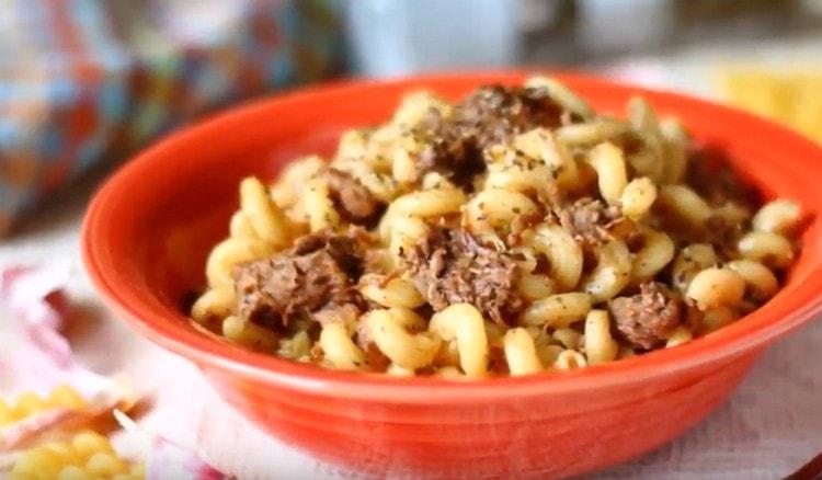 Pasta con stufato pronto.