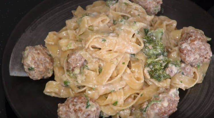 Ecco una deliziosa pasta con polpette.