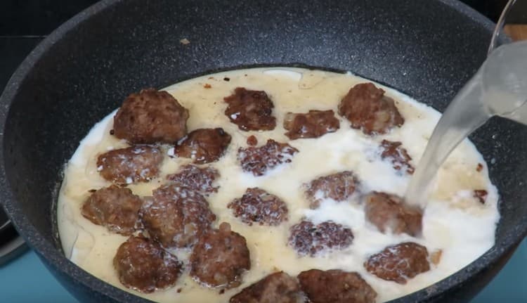 Aggiungiamo latte e acqua alle polpette.