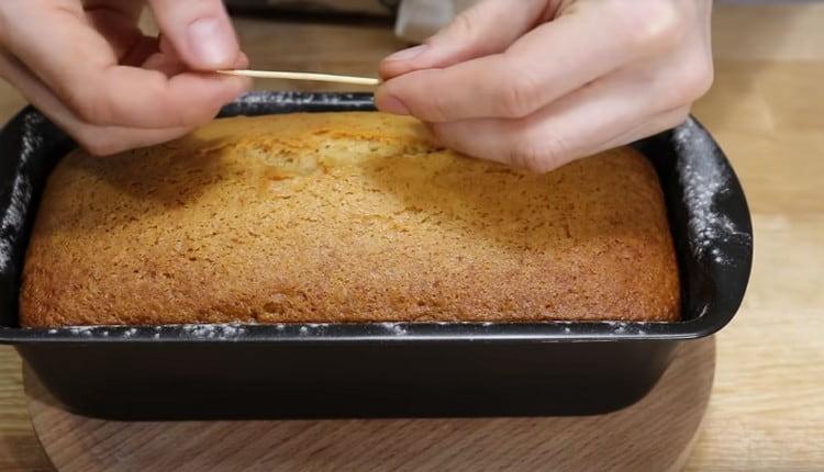 La prontezza della torta viene controllata con uno stecchino o uno spiedino di legno.