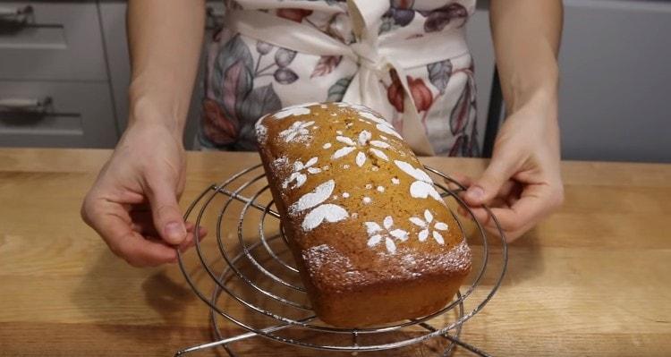 Puoi decorare una torta al miele con zucchero a velo usando uno stencil speciale.