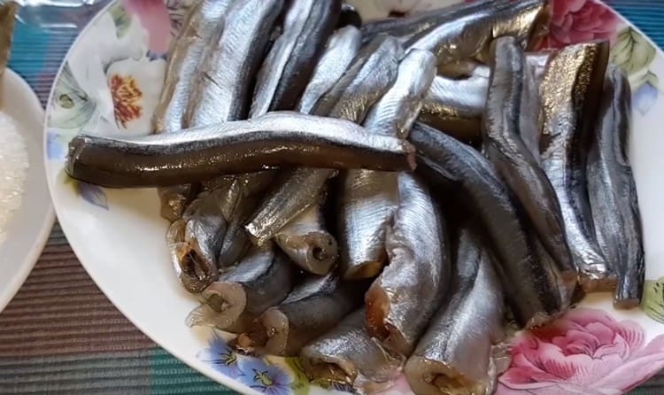 Puliamo e sciacquiamo la capelin.