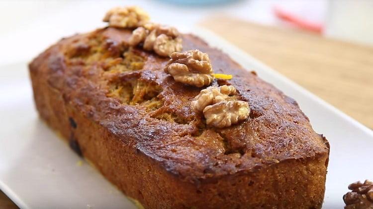 La torta di carote può essere decorata con noci, zucchero a velo.