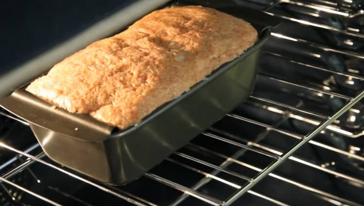 Mandiamo il pane di carne in forno per un'ora e mezza.