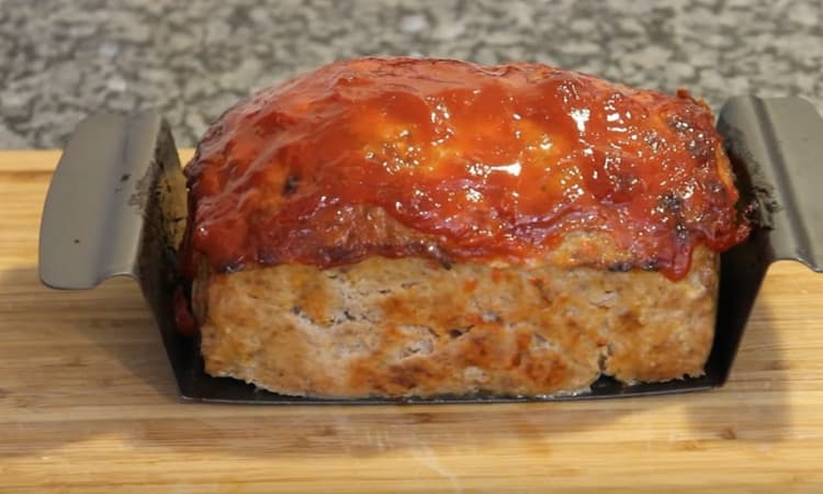 Il pane di carne pronto preparato secondo questa ricetta può essere ingrassato con la salsa rimanente anche quando viene servito.