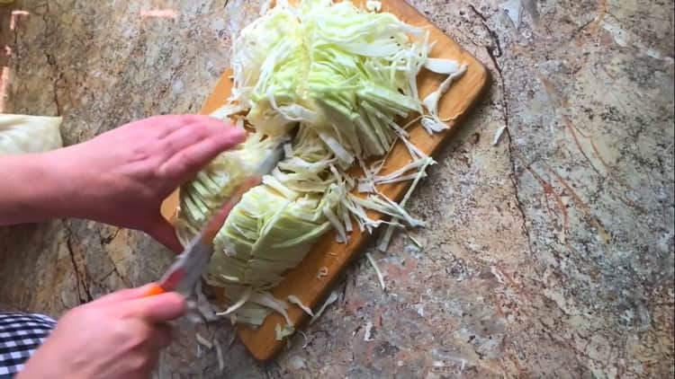 Per preparare il condimento di cavolo per torte, preparare gli ingredienti