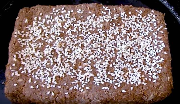 Cospargere il pane con semi di sesamo.