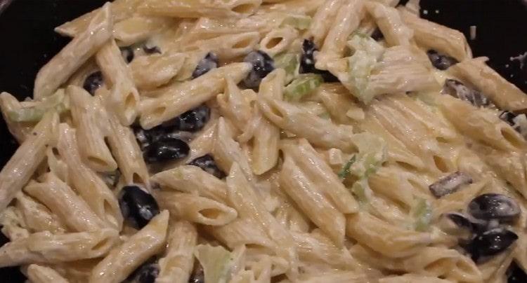 Distribuiamo la pasta bollita nella padella direttamente nella salsa.