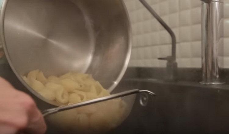 La pasta pronta si adagia in uno scolapasta.