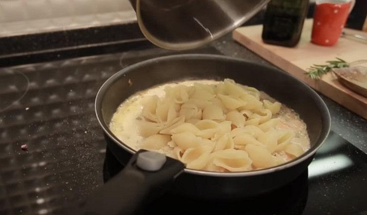 Distribuire la pasta nella salsa.