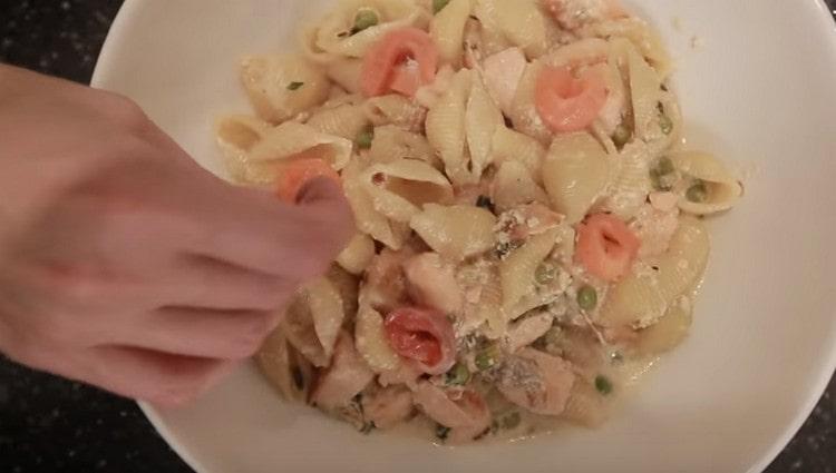 Al momento di servire, decorare la pasta con il salmone in una salsa cremosa con fette di pesce leggermente salato.