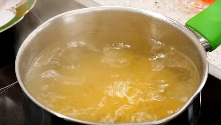 Metti la pasta in acqua salata e cuoci.