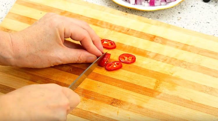 Tagliare a peperoncino o anelli.