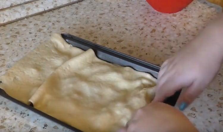 Stendi il secondo pezzo di pasta e forma la parte superiore della torta.