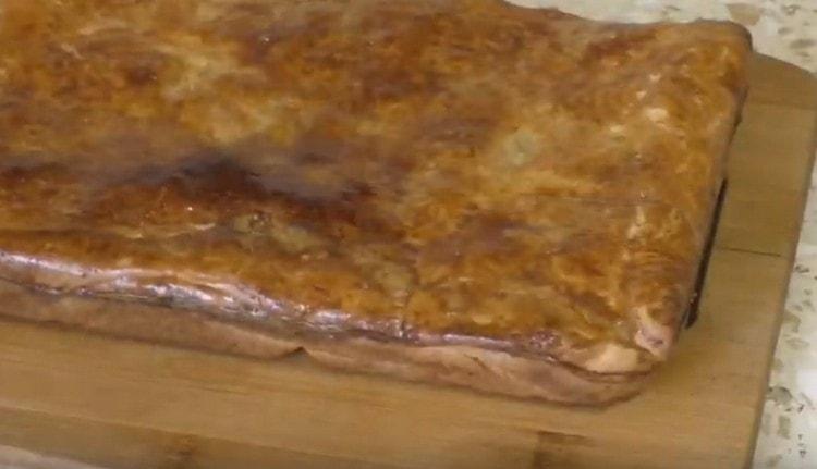 Una tale torta di sgombro verrà cotta in forno per un massimo di mezz'ora.