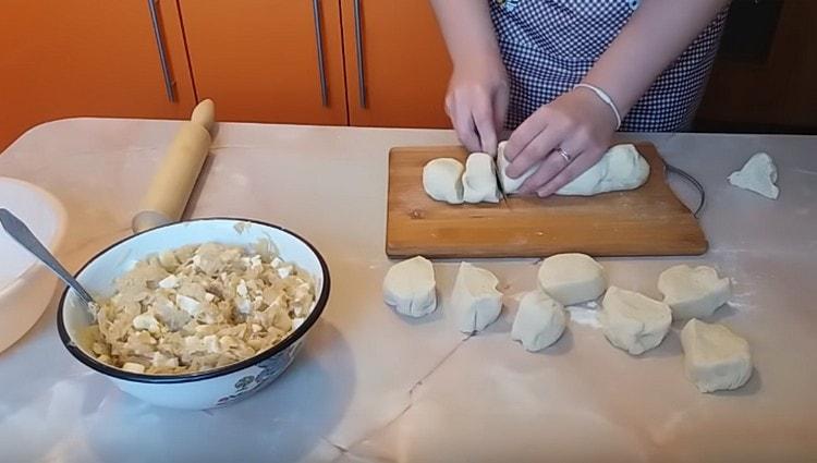 Dall'impasto facciamo una salsiccia e la dividiamo in pezzi.