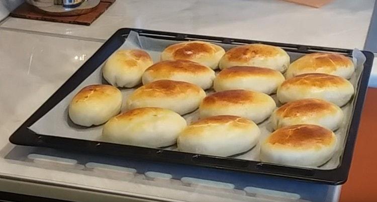 Qui abbiamo torte così rubiconde nel forno con cavolo e uovo.