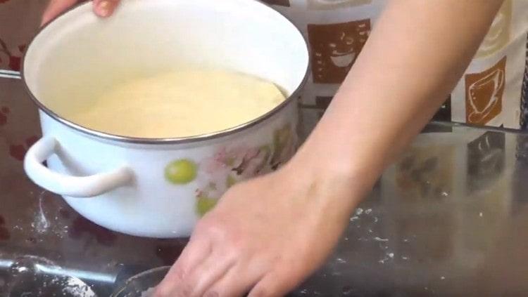 Mettiamo l'impasto finito in una padella unta con olio vegetale e lo lasciamo in un luogo caldo.