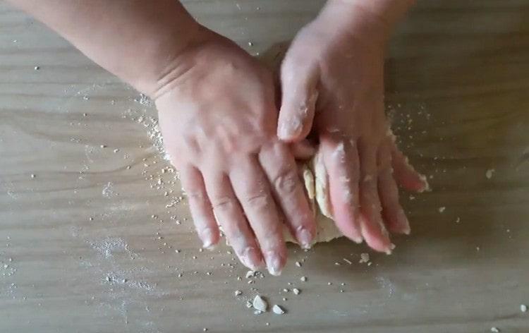 Spostiamo l'impasto sulla superficie di lavoro e lo raccogliamo in un grumo.