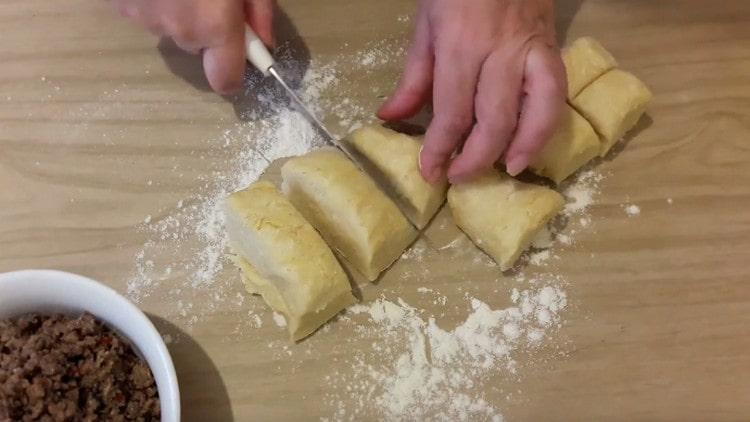 Dividiamo l'impasto in spazi vuoti porzionati per le torte.