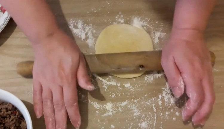 Stendiamo ogni vuoto con un mattarello in una torta piatta.