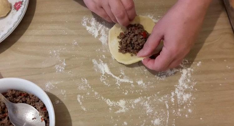 Al centro di ogni torta spalmare il ripieno.