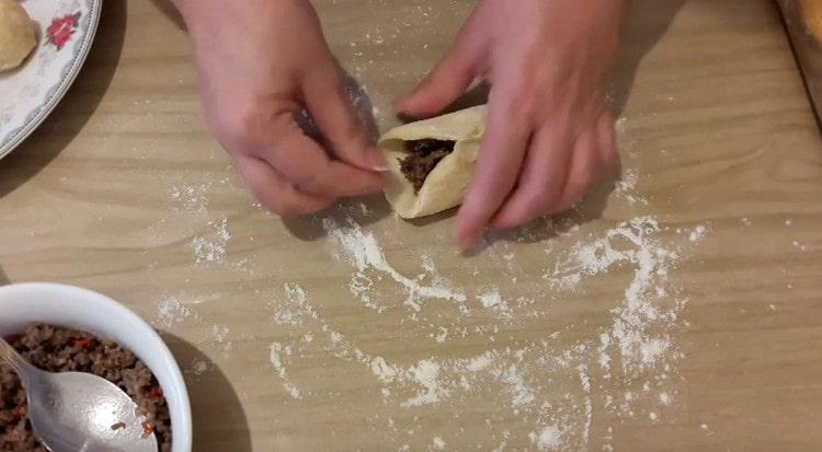 Colleghiamo i bordi dell'impasto, formando una torta.