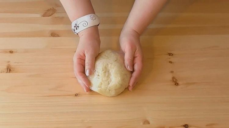 Per la preparazione di pasta sfoglia con ricotta, impastare la pasta