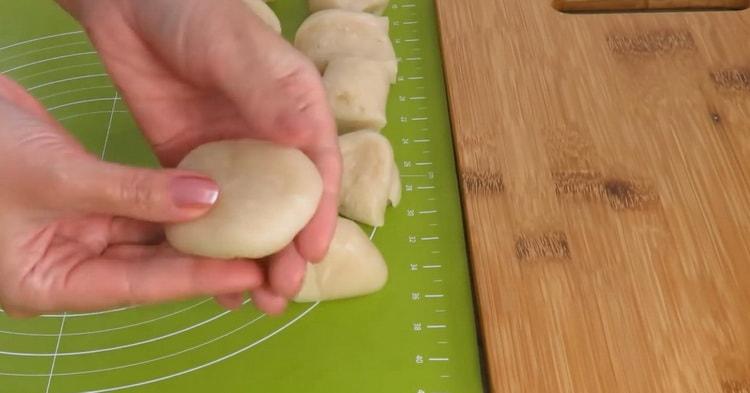 Per fare torte di pasta sfoglia con mele, dividere l'impasto