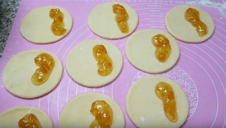 Distribuiamo la marmellata su metà di ogni cerchio di pasta.