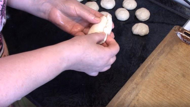 Pizzichiamo i bordi dell'impasto, formando torte.