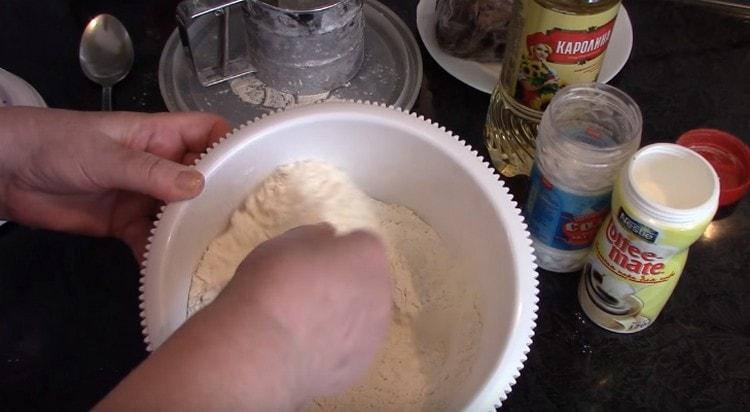 Mescolare bene gli ingredienti secchi per fare l'impasto.