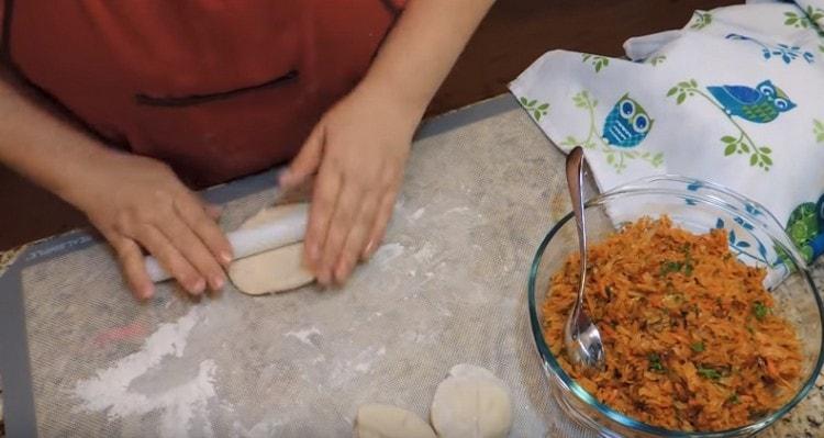 Stendere i pezzi di pasta con il mattarello.