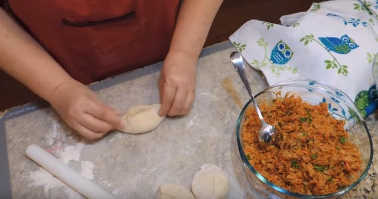 Dopo aver steso il ripieno sulla torta, pizzica i suoi bordi.