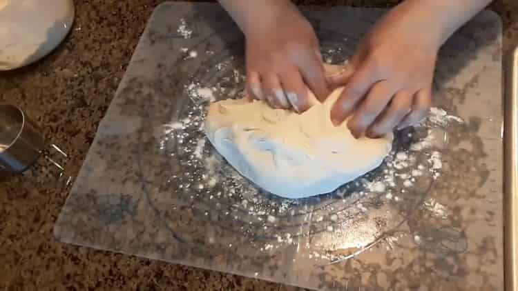 Per fare torte con patate e funghi, prepara l'impasto