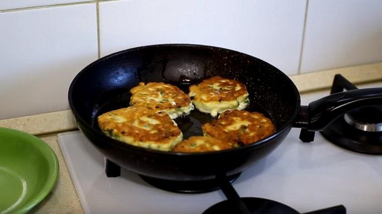 Mettiamo i pancake sulla padella e li friggiamo da entrambi i lati.