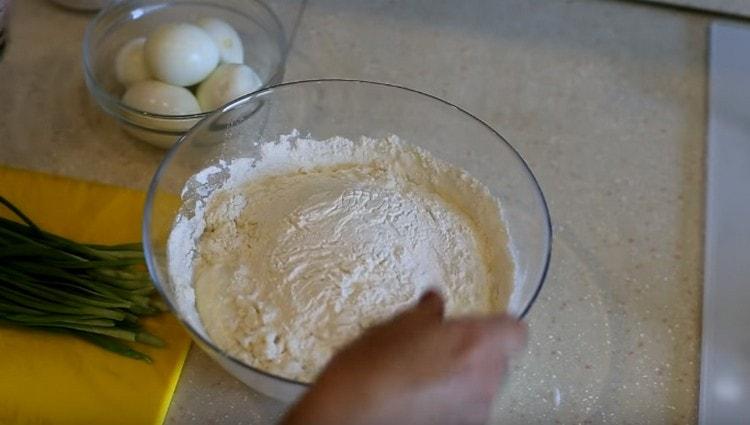 Aggiungere la farina e mescolare l'impasto.