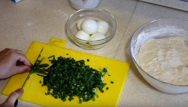 Trita la cipolla verde per il ripieno