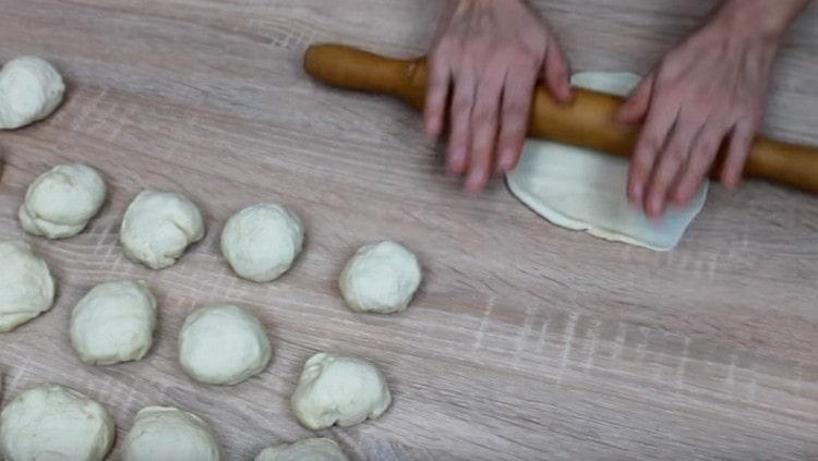 Ogni pezzo di pasta viene arrotolato in una torta.