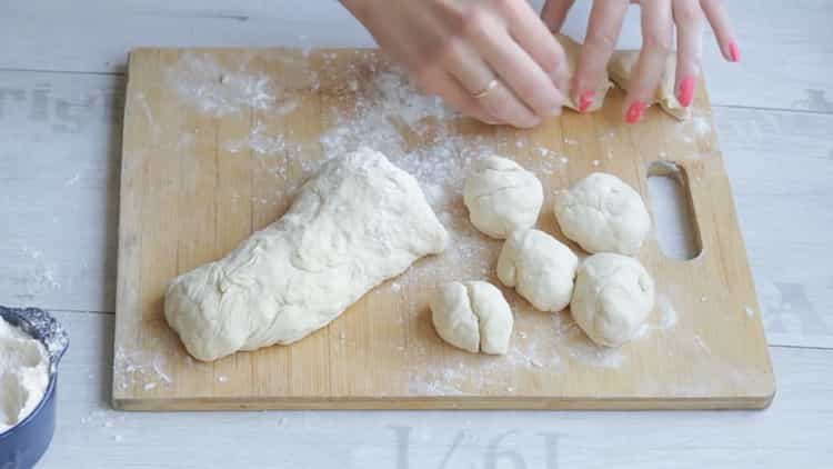 Per preparare torte di riso e uova, tagliare l'impasto