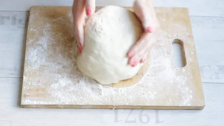 Per preparare torte di riso e uova, fare un impasto