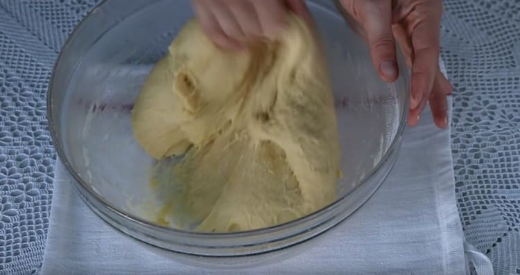 Quando si impasta, l'impasto si attaccherà alle mani, è normale.