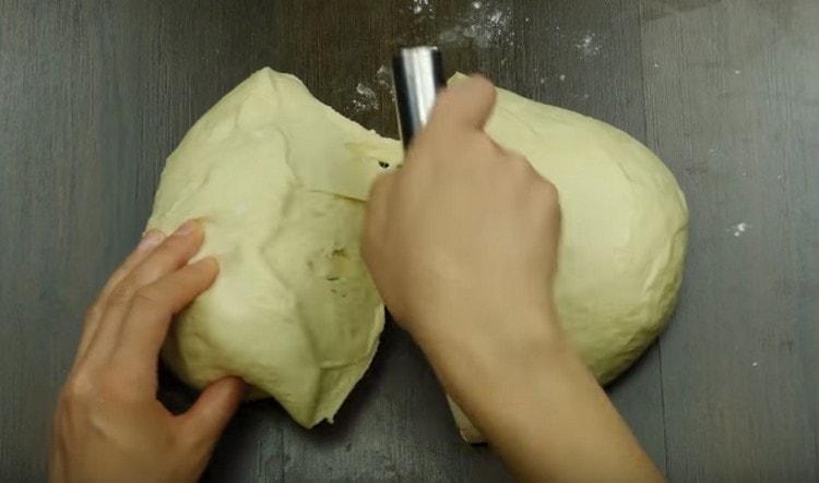 Dividi a metà l'impasto per cuocere le ciambelle.