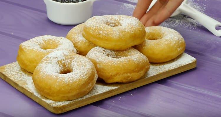 Il dessert pronto può essere cosparso di zucchero a velo.