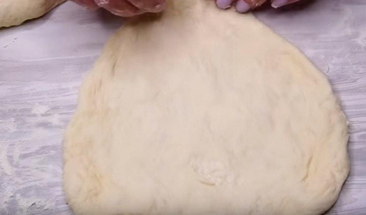 Allunghiamo ogni spazio bianco con le mani, formando una torta.